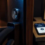 Serrure connectée Vachette sur porte, accès sans clé via smartphone